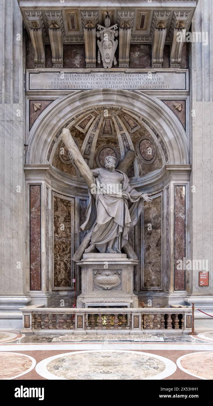 Dettaglio della Statua di Sant'Andrea con la Croce di Sant'Andrea situato nella navata centrale della Basilica di San Pietro nella città del Vaticano, l'enclave papale Foto Stock