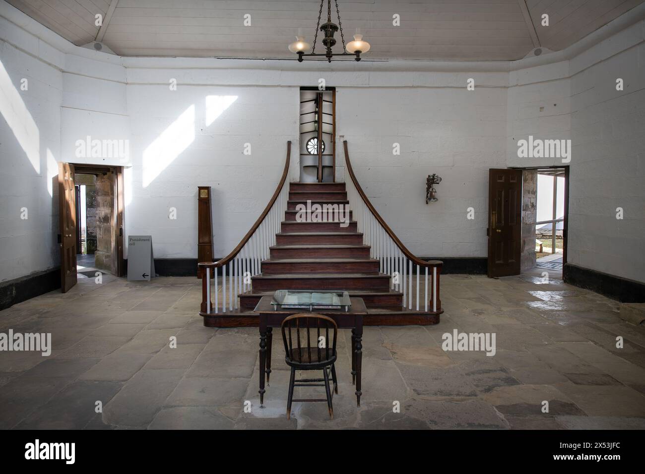 Scale che conducono alla cappella della prigione nella prigione separata, Port Arthur Historic Site, Tasmania, Australia Foto Stock