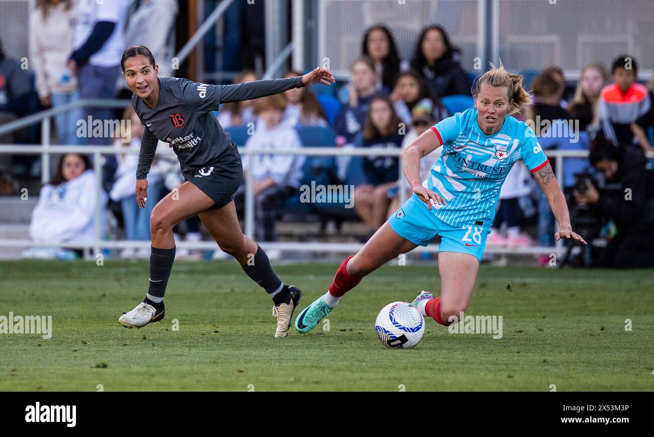 5 maggio 2024, San Jose, CA, centrocampista degli USA Bay FC Deyna Castellanos (10) e il difensore dei Chicago Red Stars Maximiliane Rall (28) combatte per un pallone libero durante la partita NWSL tra Chicago Red Star e Bay FC. Chicago ha battuto il Bay FC 2-1 al Pay Pal Park San Jose California. Thurman James/CSM Foto Stock