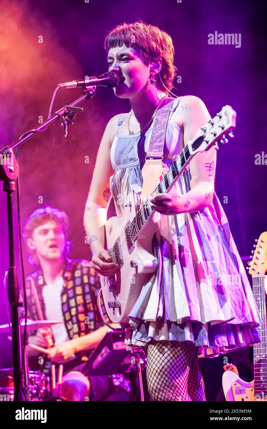 Milano, Italia. 6 maggio 2024. La band indie rock irlandese NEWDAD si esibisce dal vivo sul palco di Fabrique aprendo lo spettacolo di Luke Hemmings. Crediti: Rodolfo Sassano/Alamy Live News Foto Stock