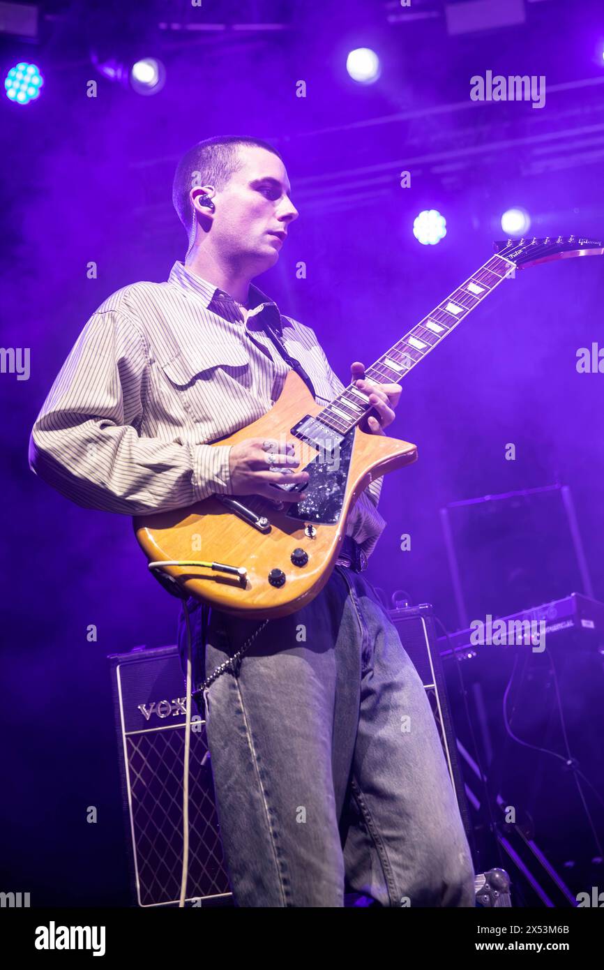 Milano, Italia. 6 maggio 2024. La band indie rock irlandese NEWDAD si esibisce dal vivo sul palco di Fabrique aprendo lo spettacolo di Luke Hemmings. Crediti: Rodolfo Sassano/Alamy Live News Foto Stock