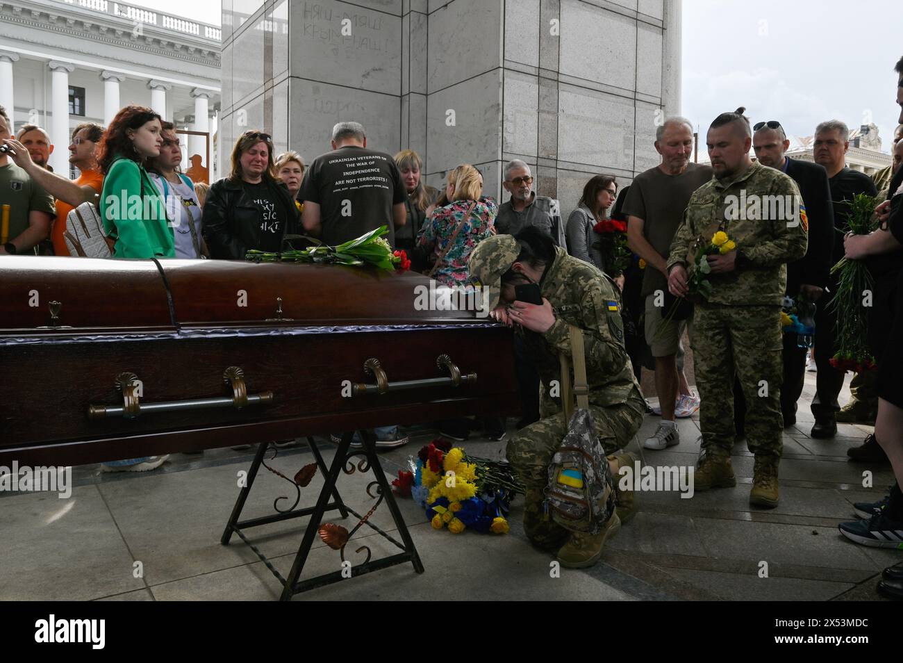 Kiev, Ucraina. 6 maggio 2024. I militari ucraini rendono omaggio al soldato ucraino Eduard Khatmullin, morto in battaglia contro le truppe russe, durante una cerimonia funebre in Piazza indipendenza a Kiev. Credito: SOPA Images Limited/Alamy Live News Foto Stock