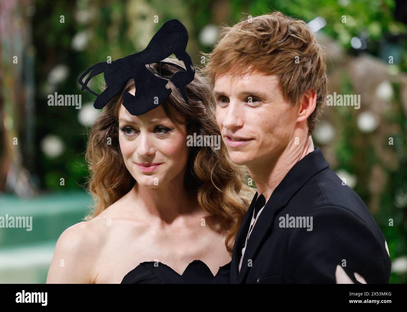 New York, Stati Uniti. 6 maggio 2024. Hannah Bagshawe e Eddie Redmayne arrivano sul tappeto rosso al Met Gala del 2024 che celebra "Sleeping Beauties: Reawakening Fashion" al Metropolitan Museum of Art lunedì 6 maggio 2024 a New York. Foto di John Angelillo/UPI credito: UPI/Alamy Live News Foto Stock