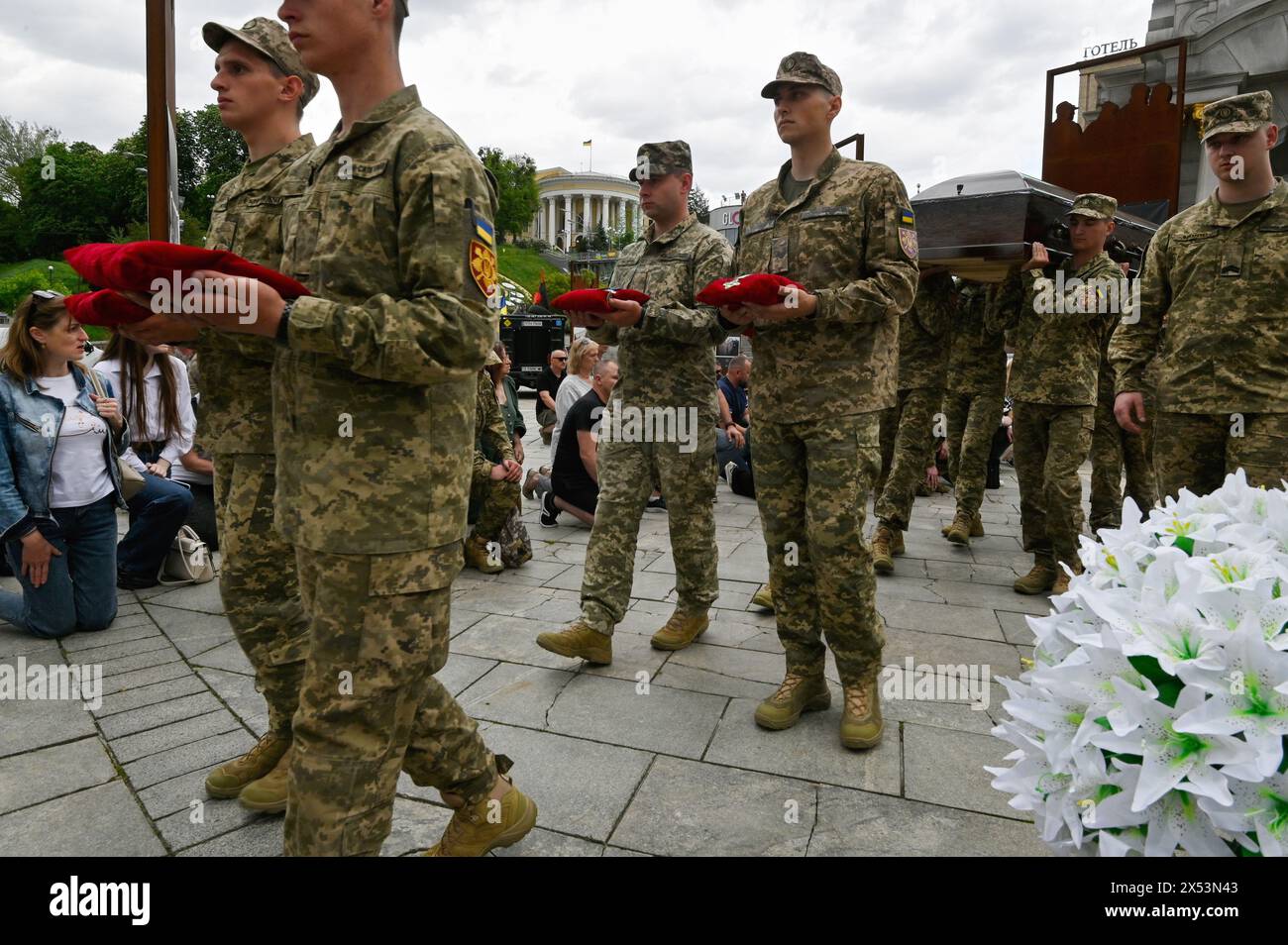 Kiev, Ucraina. 6 maggio 2024. I militari ucraini portano la bara del soldato ucraino Eduard Khatmullin, morto in battaglia contro le truppe russe, durante una cerimonia funebre in Piazza indipendenza a Kiev. (Foto di Sergei Chuzavkov/SOPA Images/Sipa USA) credito: SIPA USA/Alamy Live News Foto Stock