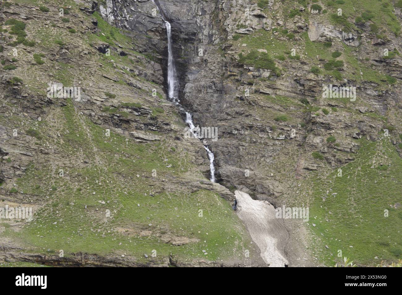 Un piccolo torrente d'acqua che scorre giù per la collina a forma di cascata d'acqua nella valle del lahaul himachal pradesh india. Foto Stock