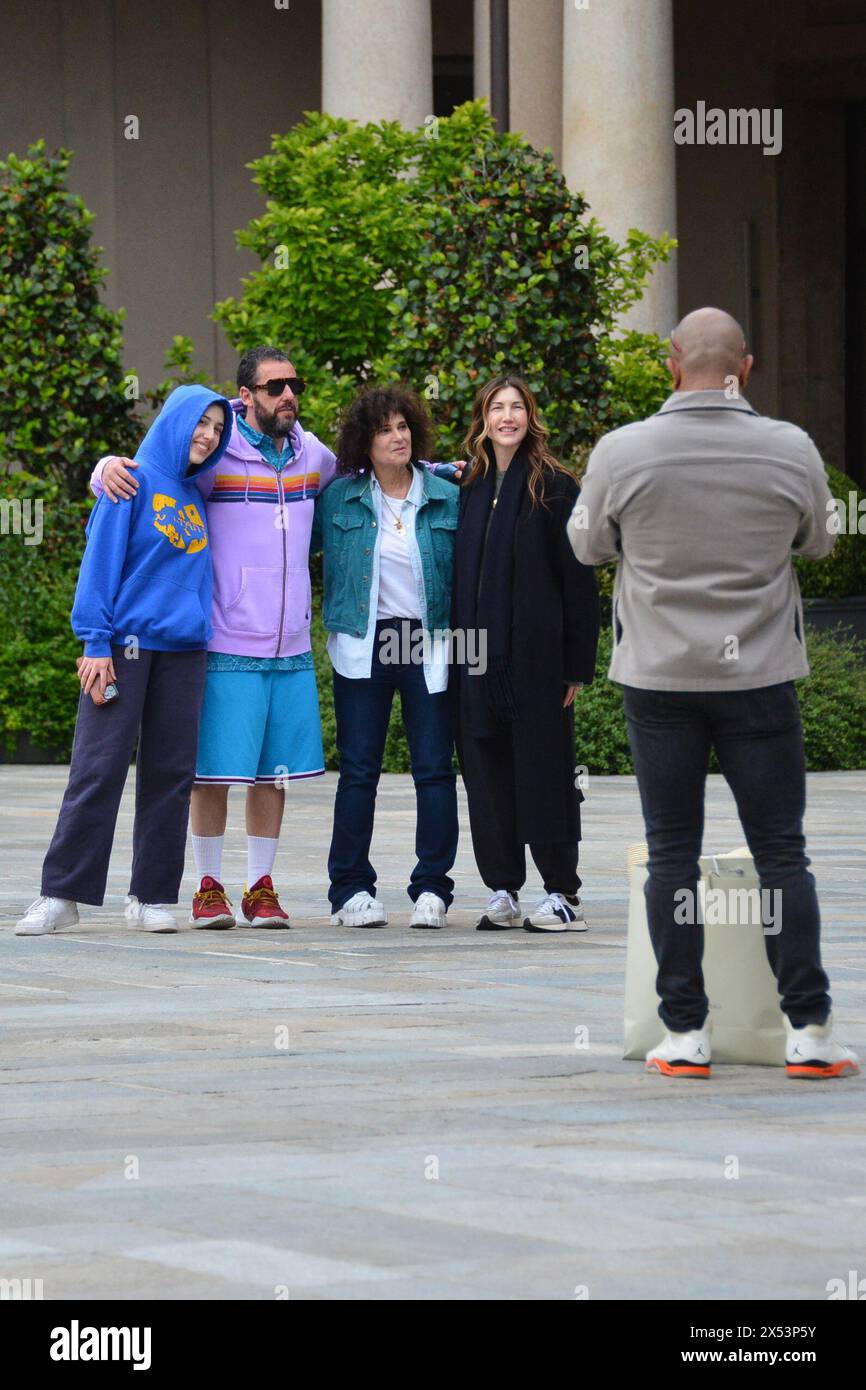 Milano, . 4 maggio 2024. Claudio Mangiarotti copyright Milano - l'attore americano Adan Sandler con la moglie Jackie e le figlie Sadie Madison passeggiando per il quartiere della moda in via Montenapoleone. Adan Sandler è stato avvistato con George Clooney che stava filmando il film Netflix in uscita. Vanno a cena al ristorante Portrait. Adan Sandler e la famiglia vivono a Los Angeles esclusivo pH Claudio Mangiarotti credito: Agenzia fotografica indipendente/Alamy Live News Foto Stock