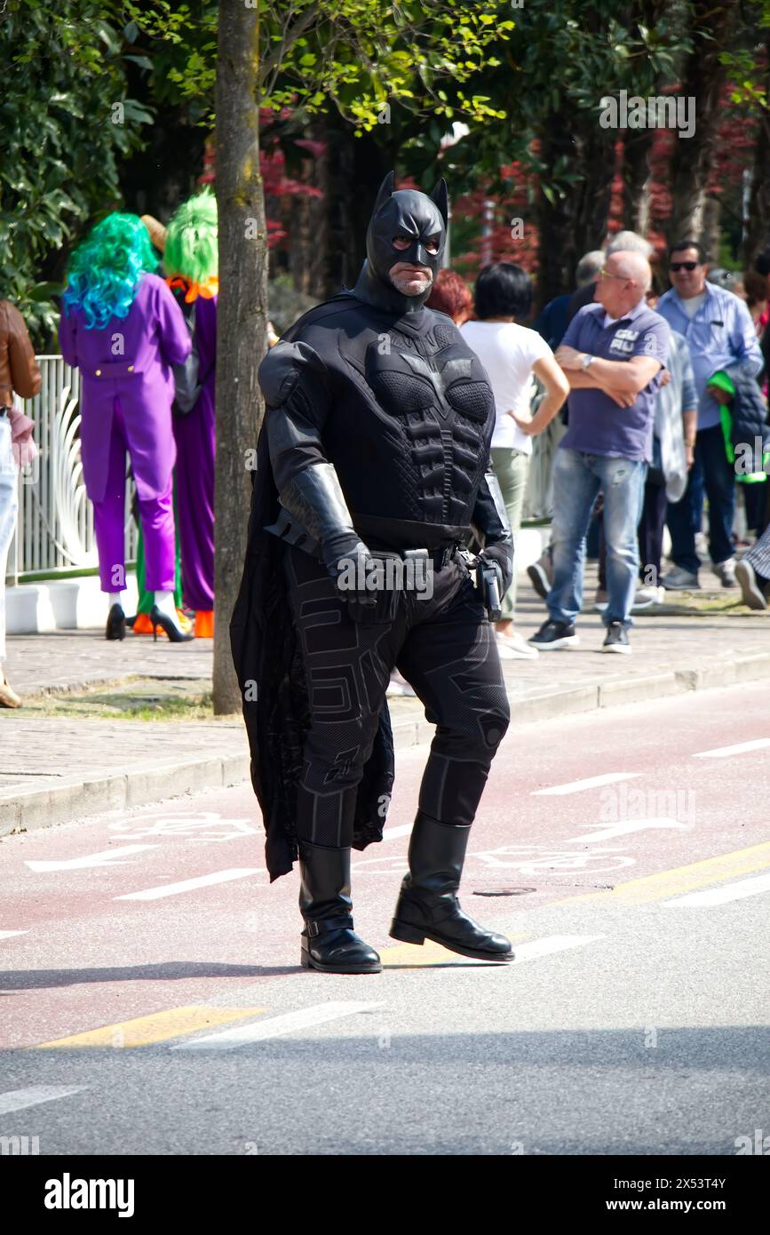 Carnevale di Abano Street, evento dal vivo con sfilate di carnevale, musica, danza e intrattenimento per tutte le età. Cosplay di Batman. Foto Stock