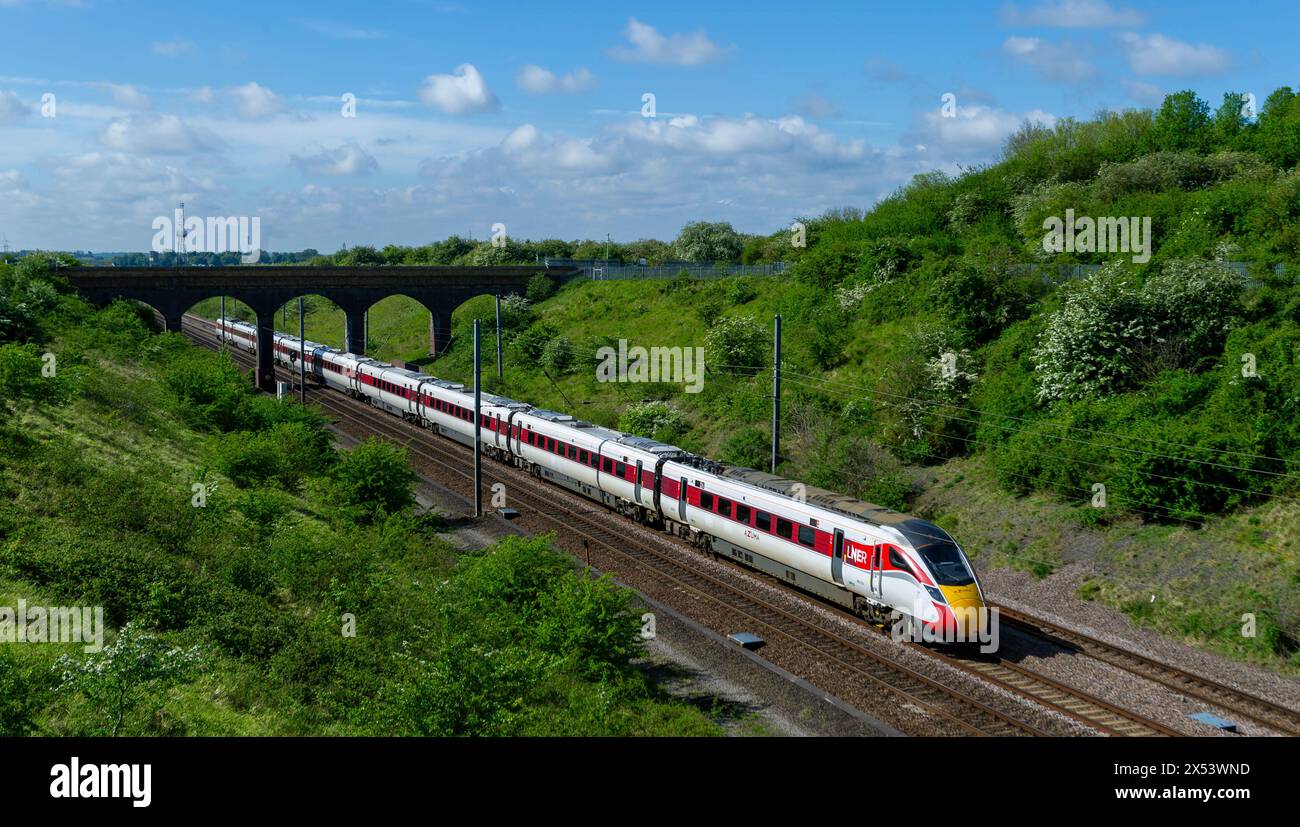 La classe 801 214 si dirige a nord a Huntingdon, Cambridgeshire, con una London King Cross per Edimburgo il 4 maggio 2024 Foto Stock