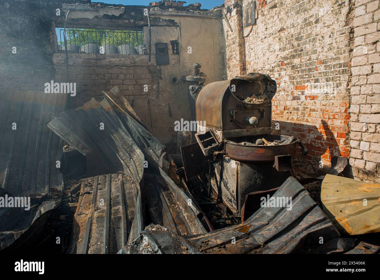Una torrefazione di caffè a Charkiv, Ucraina, è stata colpita e bruciata da un missile russo Foto Stock