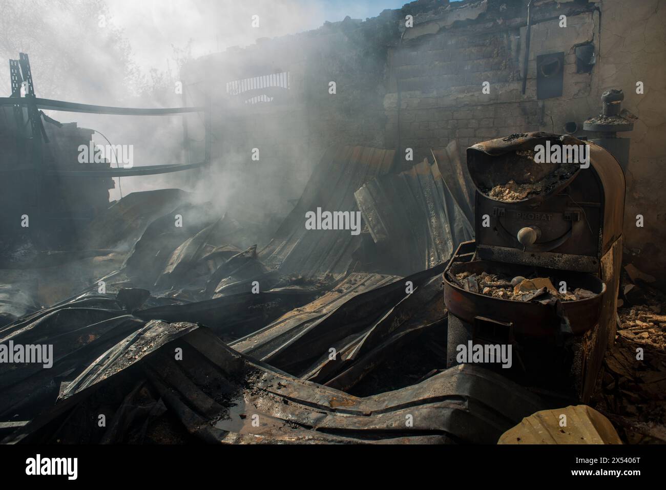 Una torrefazione di caffè a Charkiv, Ucraina, è stata colpita e bruciata da un missile russo Foto Stock