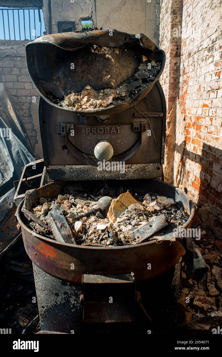 Una torrefazione di caffè a Charkiv, Ucraina, è stata colpita e bruciata da un missile russo Foto Stock