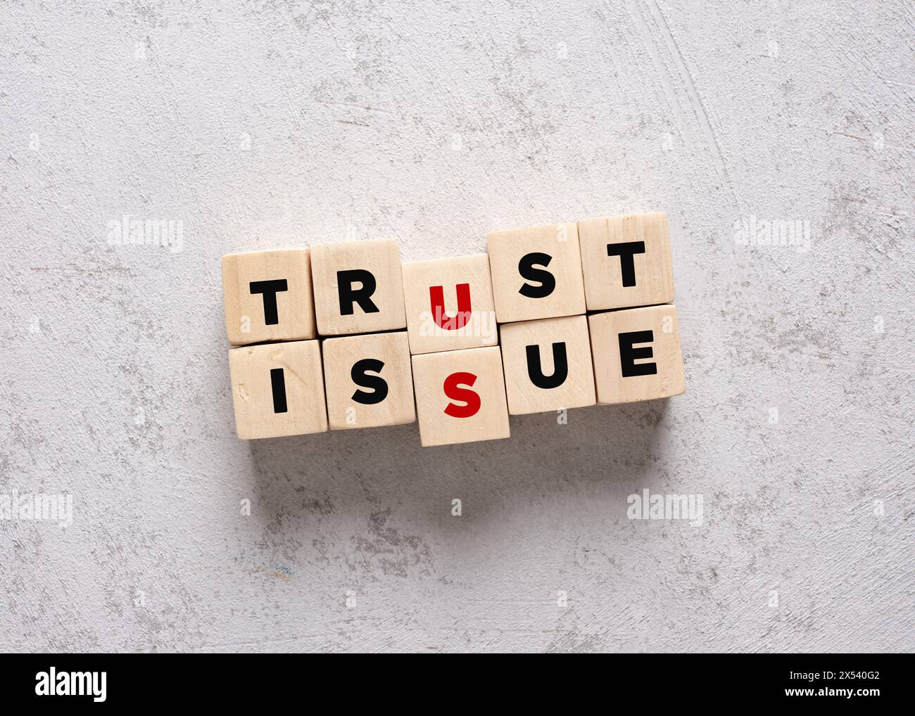 La parola fiducia riguarda i cubi di legno. Diffidenza negli affari, nelle relazioni personali, nei matrimoni e nelle connessioni. Foto Stock