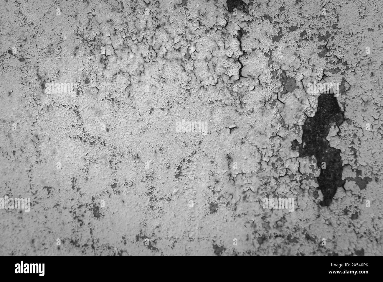 Superficie in metallo arrugginito, monocromatico. Sfondo orizzontale ruvido, bianco e nero. Motivo di invecchiamento sporco. Sfondo grunge incrinato. Sfondo testurizzato. Foto Stock