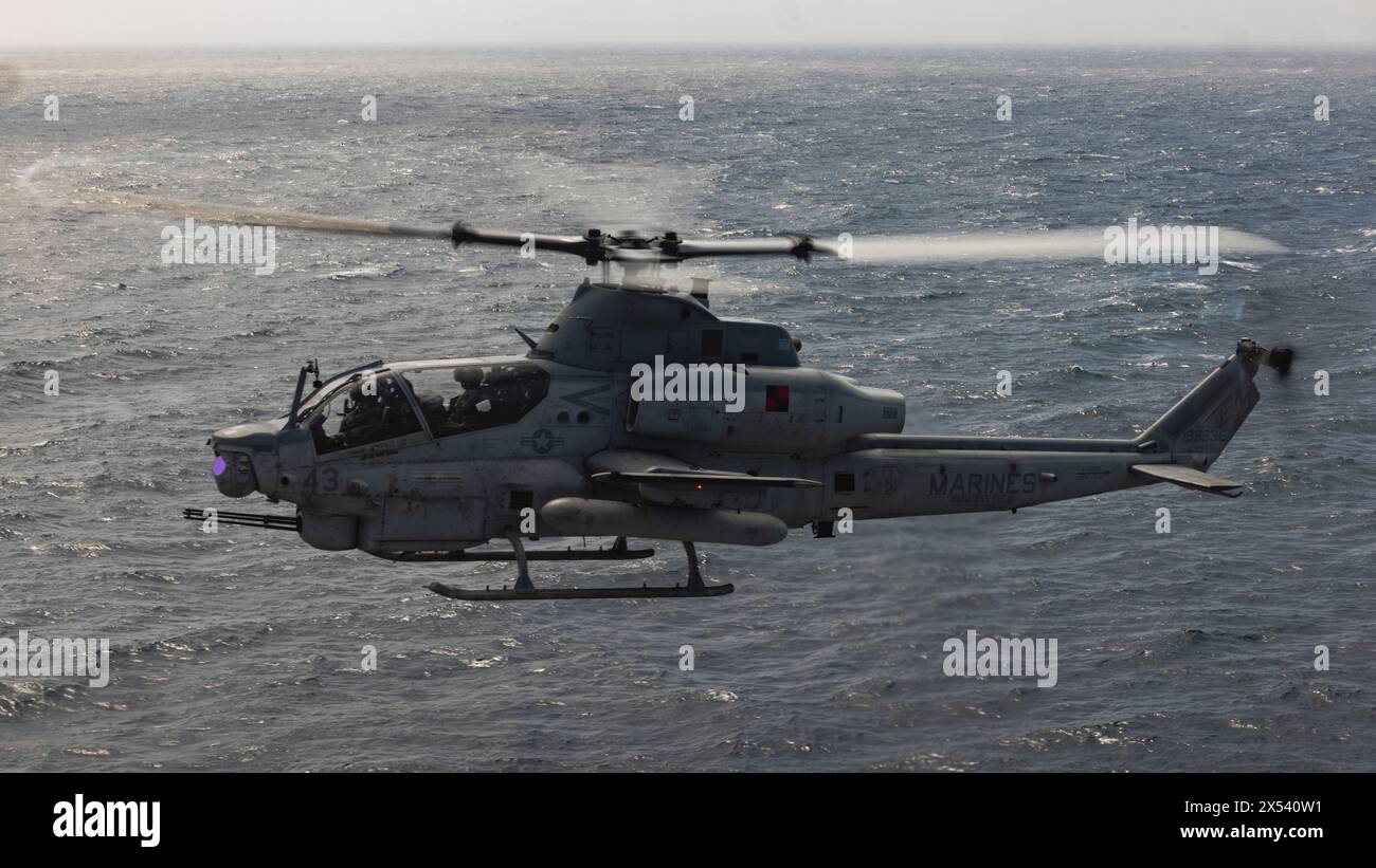 Un AH-1Z Viper del corpo dei Marines con Marine Medium Tiltrotor Squadron 365 (rinforzato), 24th Marine Expeditionary Unit (MEU), esegue operazioni di volo Foto Stock