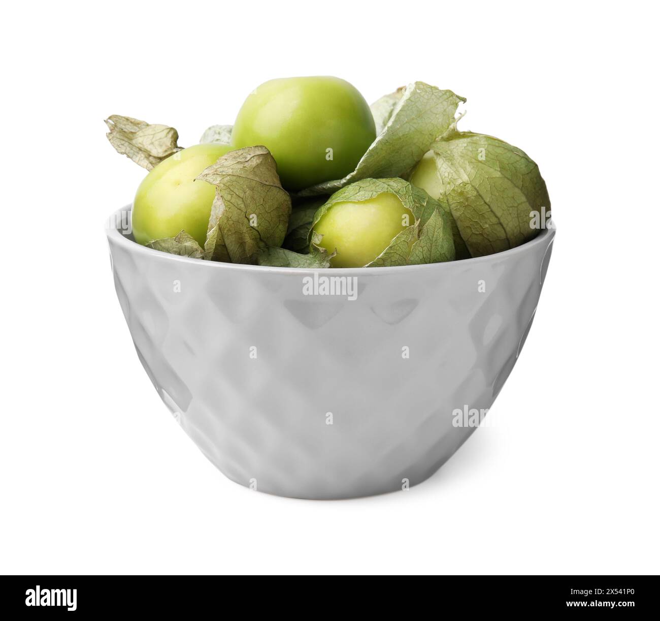 Ciotola di tomatillos verdi freschi con buccia isolata su bianco Foto Stock