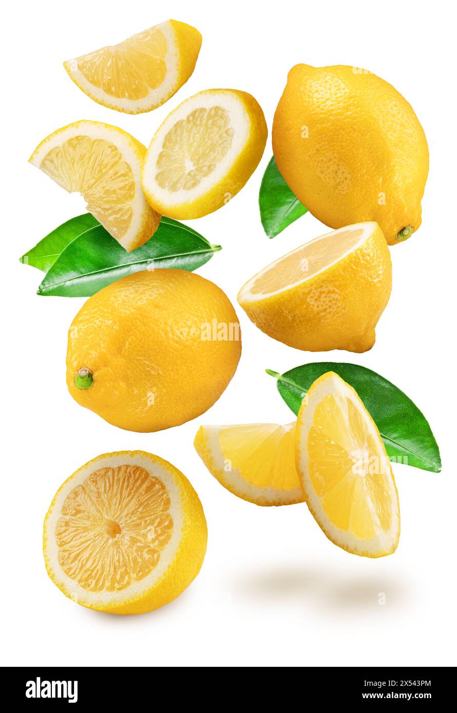 Frutti di limone maturi, foglie di limone e fette che cadono su sfondo bianco. Tracciato di ritaglio. Foto Stock