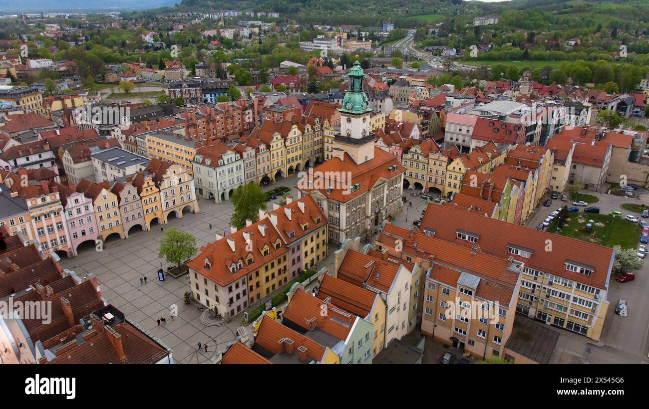 Il drone shot rivela il fascino della piazza del mercato di Jelenia Góra, circondata da una pittoresca architettura, con l'iconico municipio del XVIII secolo come punto focale Foto Stock