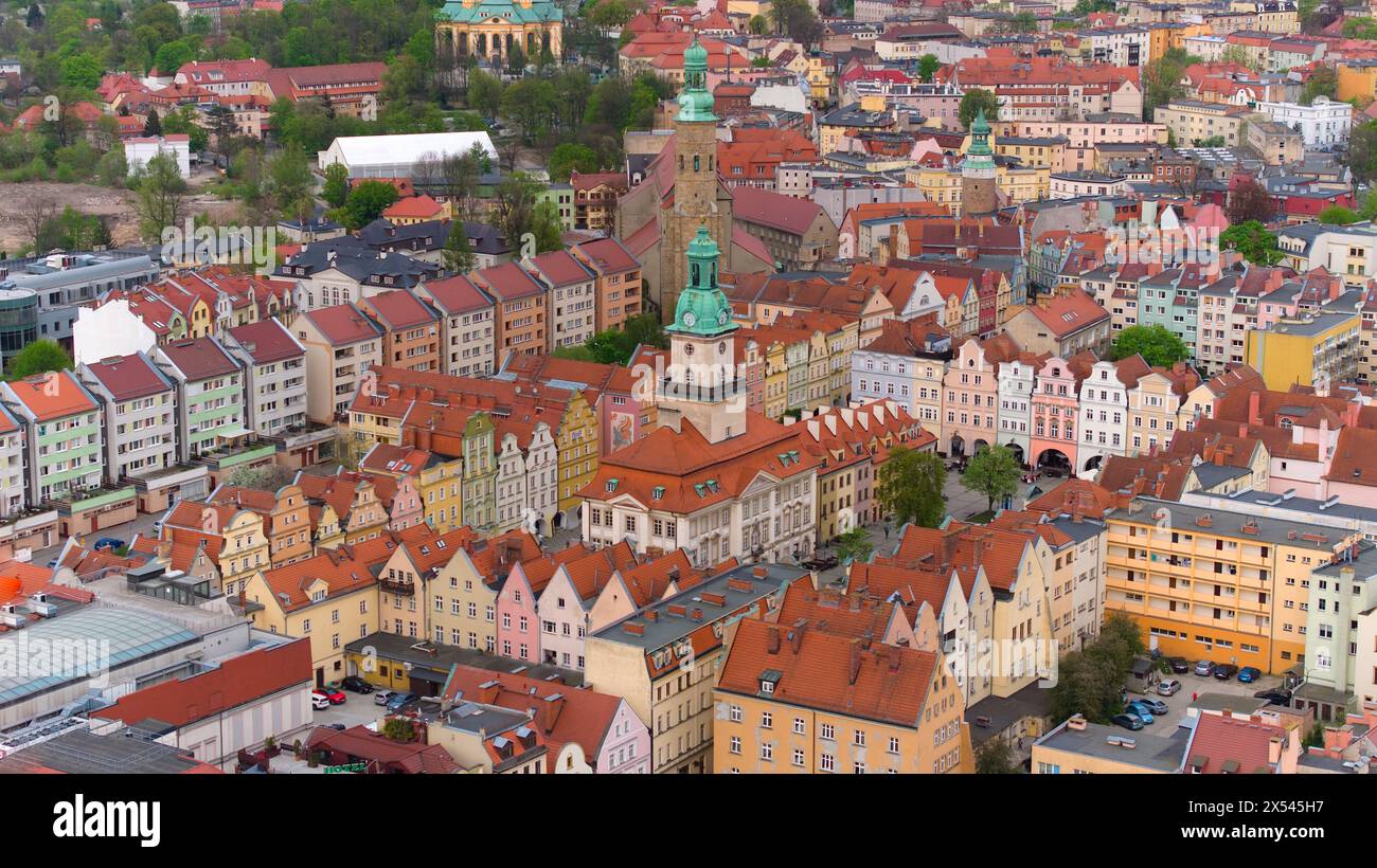 La prospettiva aerea evidenzia la bellezza architettonica della piazza del mercato di Jelenia Góra e il significato storico del municipio del XVIII secolo Foto Stock