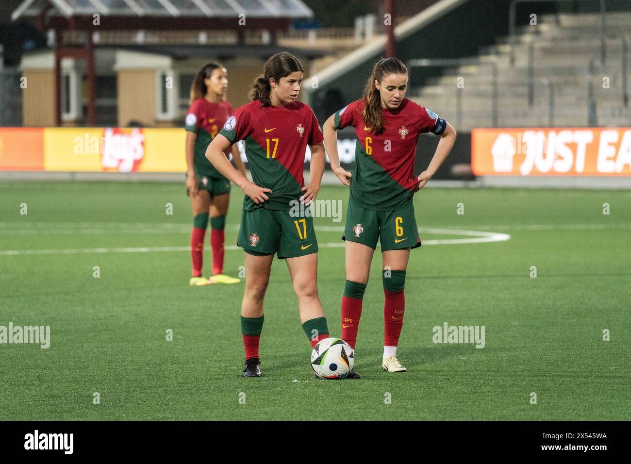 Malmoe, Svezia. 6 maggio 2024. Carolina Tristao (17) e Joana Valente (6) del Portogallo si sono viste durante l'incontro del Campionato EUROPEO di calcio femminile Under-17 tra Spagna e Portogallo al Malmö Idrottsplats di Malmö. (Photo Credit: Gonzales Photo/Alamy Live News Foto Stock