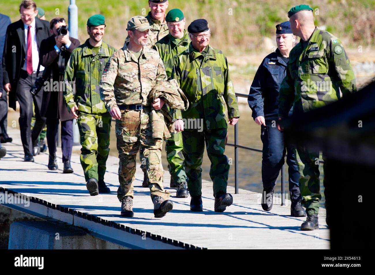 Stoccolma, Svezia. 7 maggio 2024. Re Frederik X visita, insieme a re Carlo XVI Gustavo, il reggimento anfibio di Stoccolma presso la stazione navale di Berga, martedì 7 maggio 2024. Durante la visita, al re e al re svedese viene mostrata una Combat Boat 90 e varie capacità navali in mare. Inoltre, hanno l'opportunità di parlare con i subacquei svedesi. Lunedì e martedì, la coppia reale danese fa la sua prima visita di stato in Svezia. Crediti: Ritzau/Alamy Live News Foto Stock