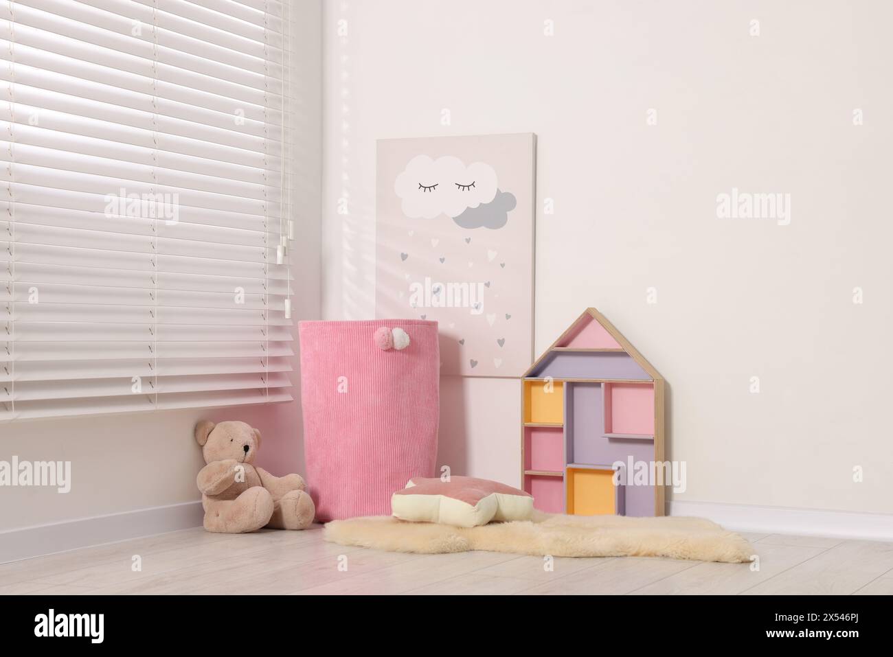 Bellissima stanza per bambini con pareti luminose e giocattoli. Design degli interni Foto Stock