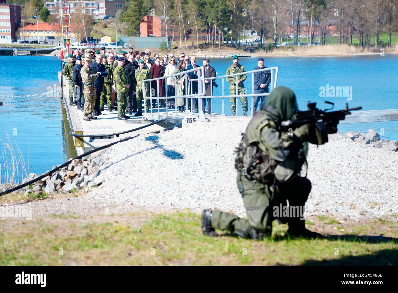 Stoccolma, Svezia. 7 maggio 2024. Denmarks re Frederik X, insieme al re svedese Carl XVI Gustaf, visita il reggimento anfibio di Stoccolma presso la stazione navale di Berga, martedì 7 maggio 2024. Durante la visita, al re e al re svedese viene mostrata una Combat Boat 90 e varie capacità navali in mare. Inoltre, hanno l'opportunità di parlare con i subacquei svedesi. Lunedì e martedì, la coppia reale danese farà la sua prima visita di stato in Svezia. Crediti: Ritzau/Alamy Live News Foto Stock