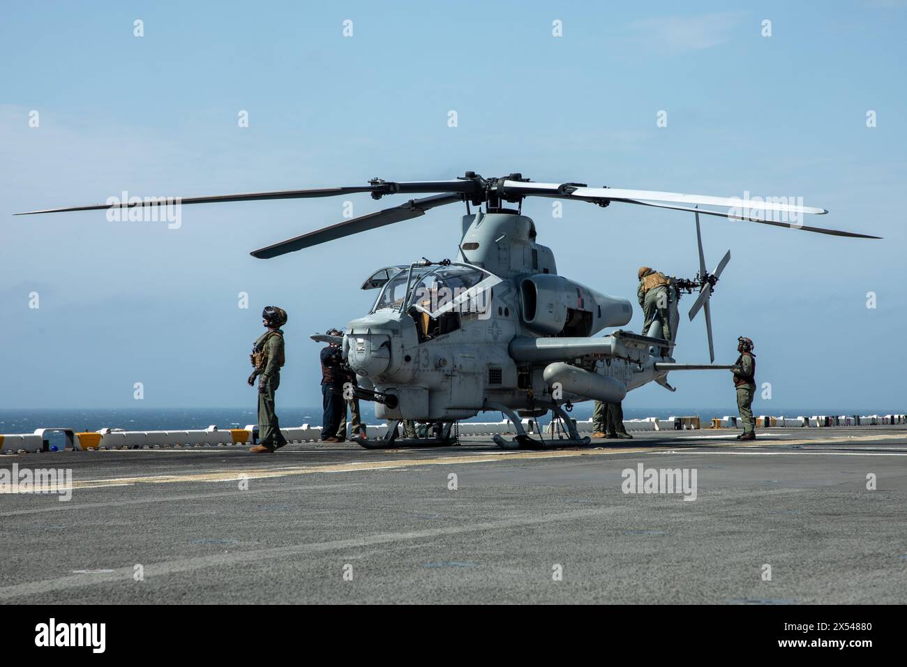 I Marines statunitensi con Marine Medium Tiltrotor Squadron 365 (rinforzato), 24th Marine Expeditionary Unit (MEU), preparano un AH-1Z Viper per per le operazioni di volo Foto Stock