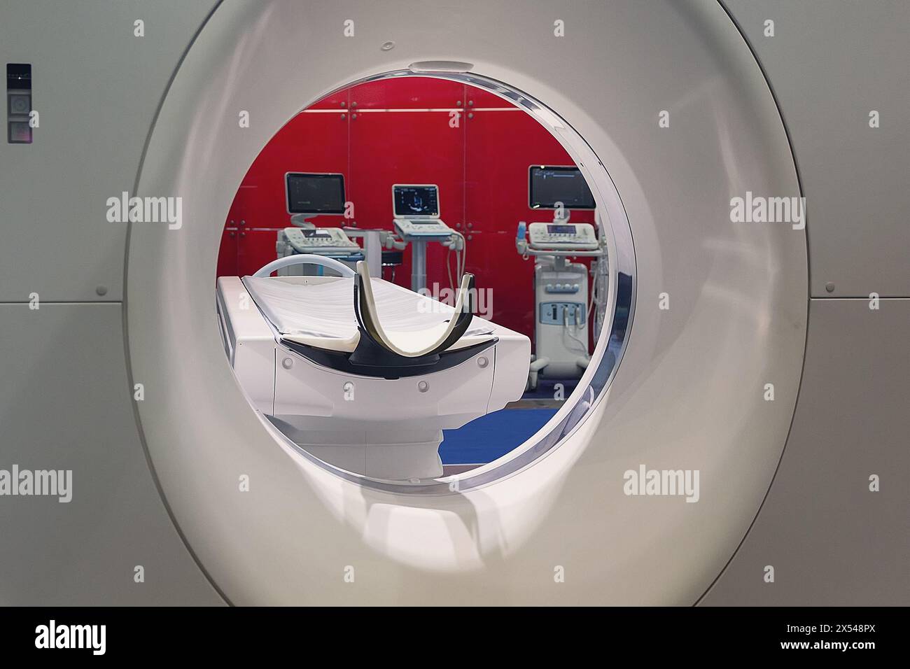 Ingrandire la macchina per la risonanza magnetica (MRI) e altre apparecchiature diagnostiche nella sala espositiva. Industria medica Foto Stock