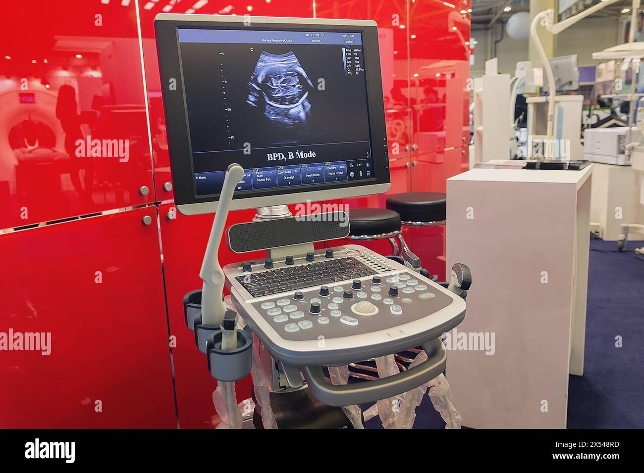 Apparecchiature mediche moderne nella sala espositiva. Industria medica Foto Stock