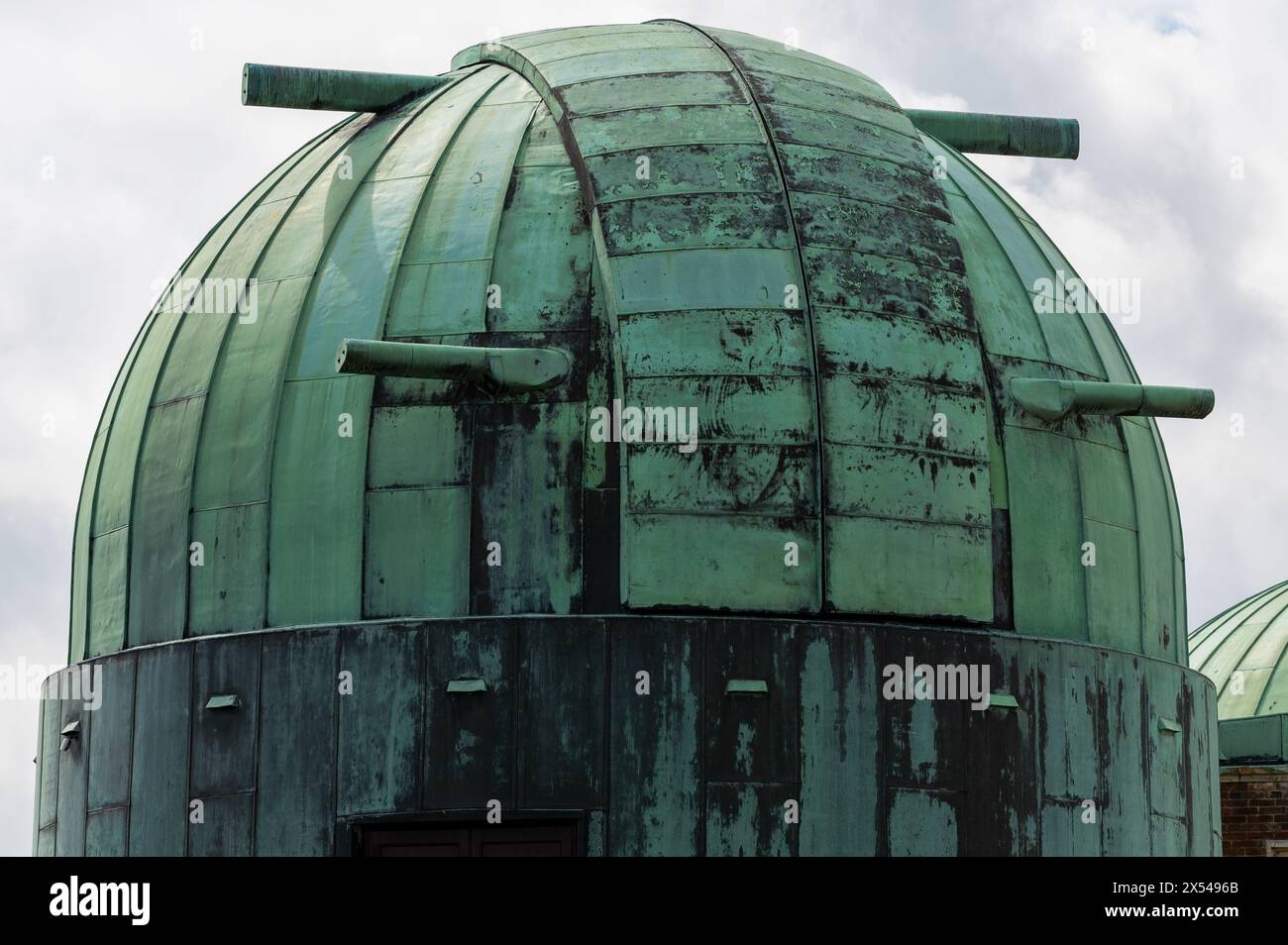 Cupole del telescopio in rame verde all'Osservatorio di Herstmonceux, al Castello di Herstmonceux, nell'East Sussex Foto Stock