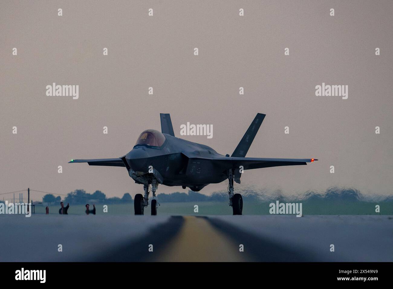 Un F-35A Lightning II degli Stati Uniti assegnato ai taxi F-35A Lightning II Demonstration Team lungo la pista di Sheppard Air Force base, Texas, 25 aprile 202 Foto Stock