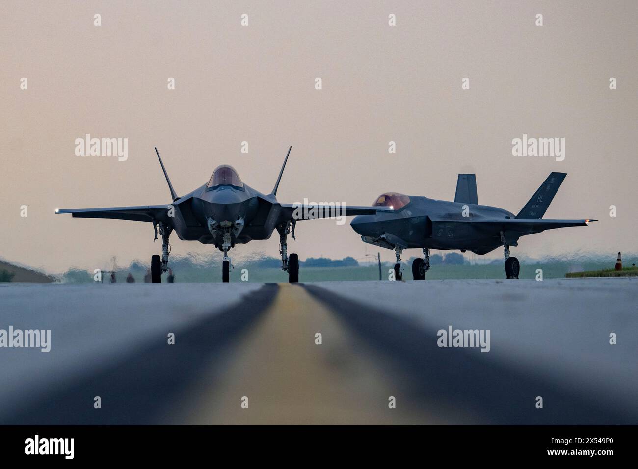 Due F-35A Lightning II assegnati al F-35A Lightning II Demonstration Team taxi lungo la pista di Sheppard Air Force base, Texas, 25 aprile 20 Foto Stock