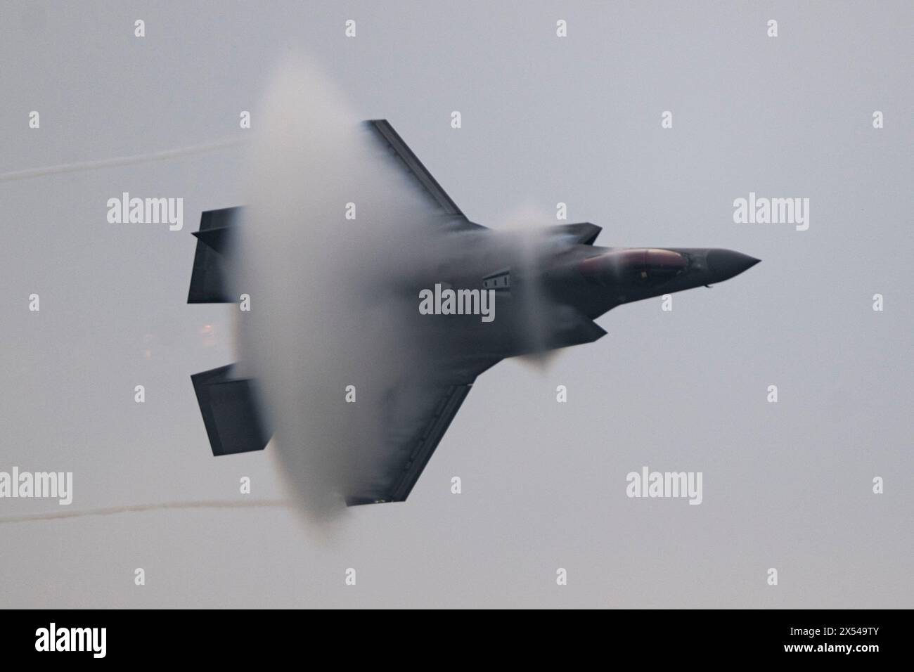Un F-35A Lightning II della U.S. Air Force assegnato al F-35A Lightning II Demonstration Team si esibisce al Guardians of Freedom Air Show a Sheppard ai Foto Stock