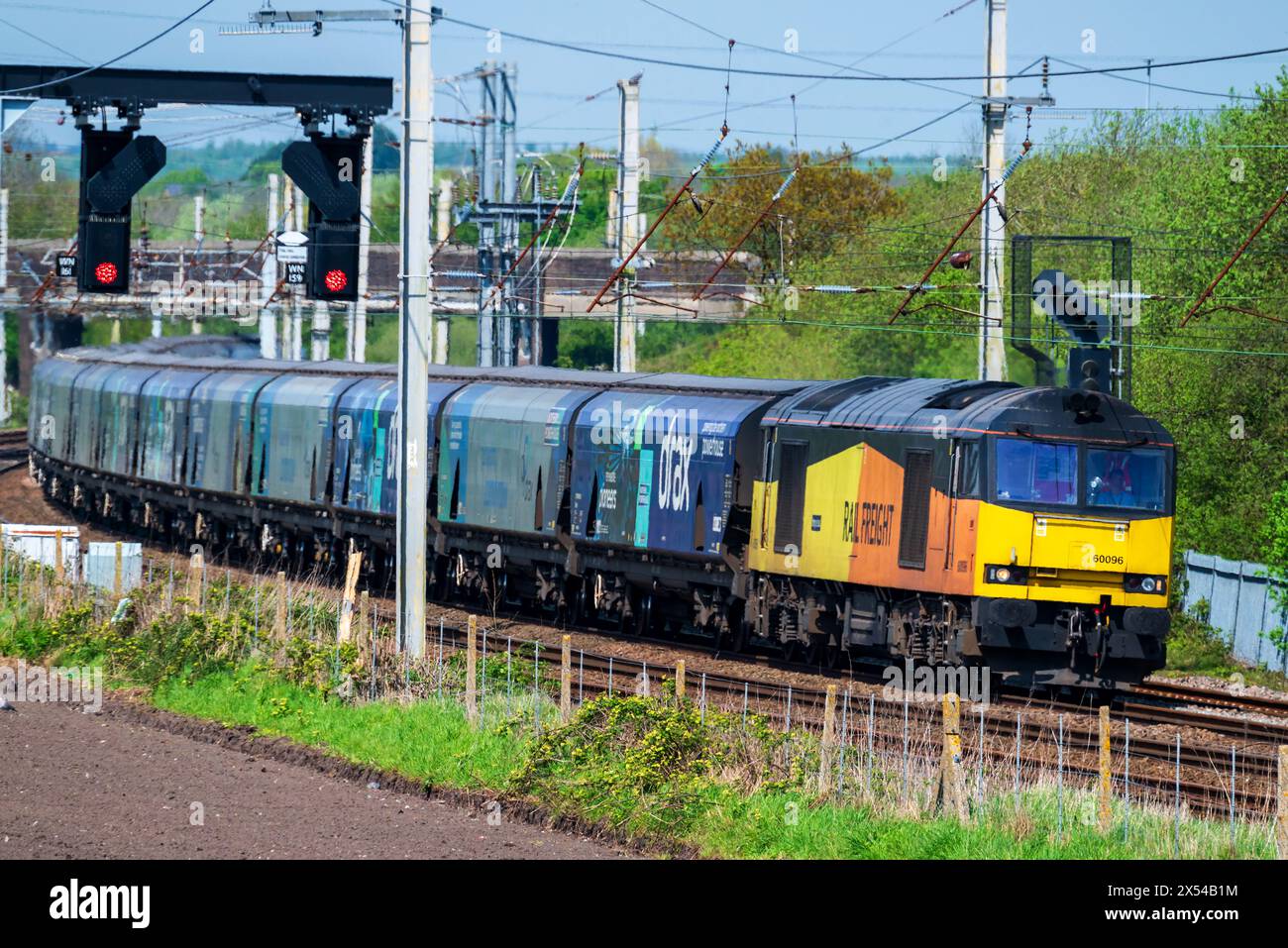 Locomotiva diesel elettrica classe 60 Railfreight denominata "impetus" che trasporta il treno a biomassa Drax sulla linea principale della West Coast a Winwick. Foto Stock