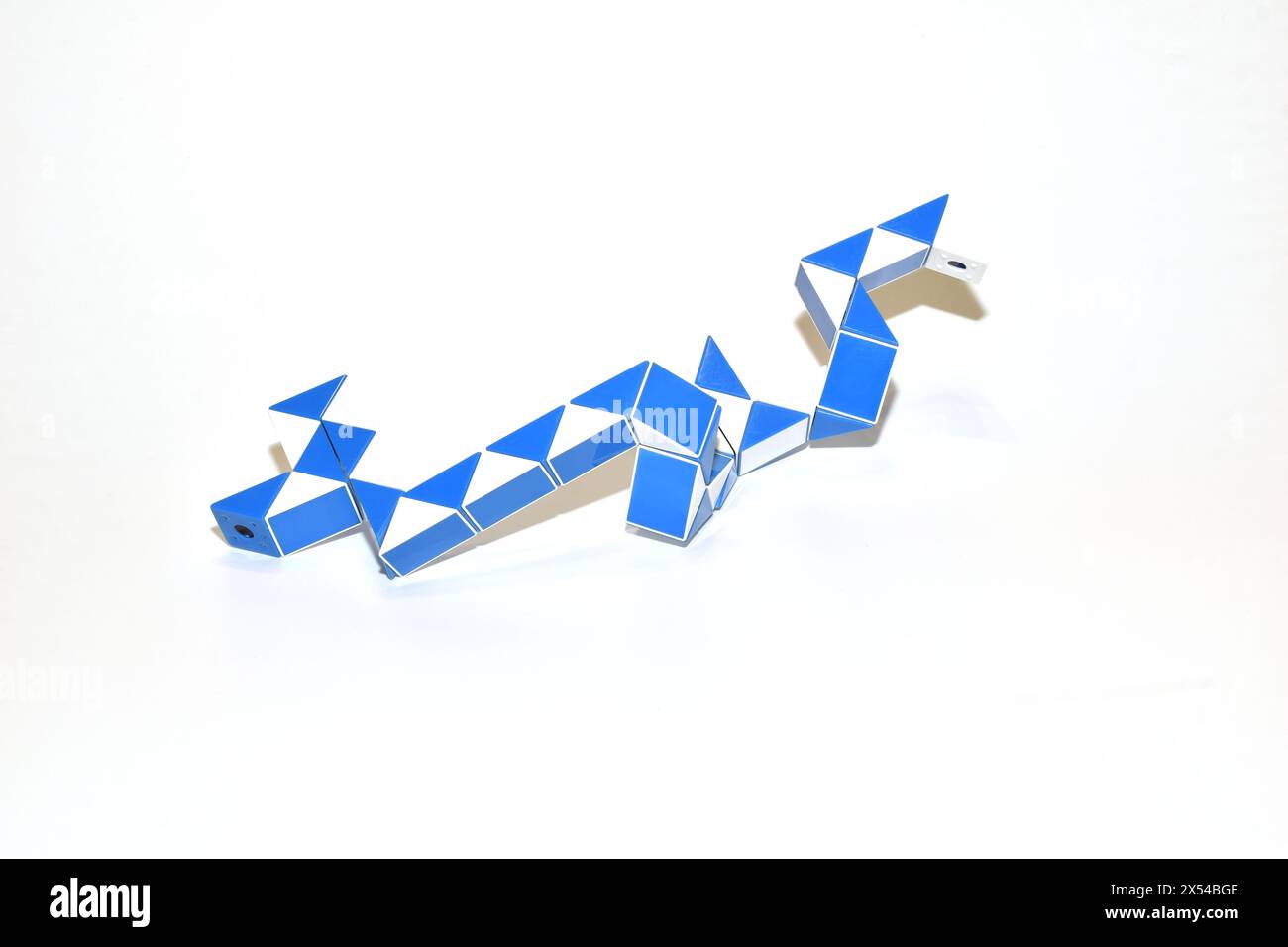 Logic Snake, giocattolo per bambini. Sviluppa la logica nei bambini. Giocattolo blu e bianco. Foto Stock