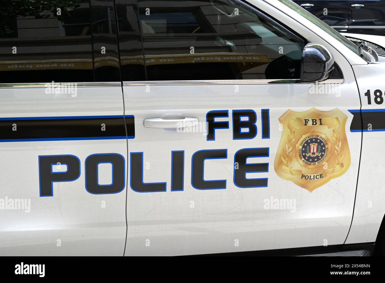 Washington DC, USA - 30 aprile 2024: Vista ravvicinata del distintivo sul lato di una pattuglia della polizia usata dall'FBI. Foto Stock