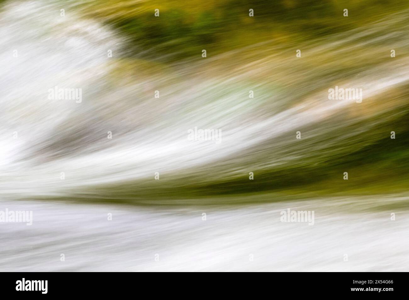 Una velocità dell'otturatore ridotta aggiunge sfocatura alla fotografia dell'acqua corrente in un flusso (Regno Unito) Foto Stock
