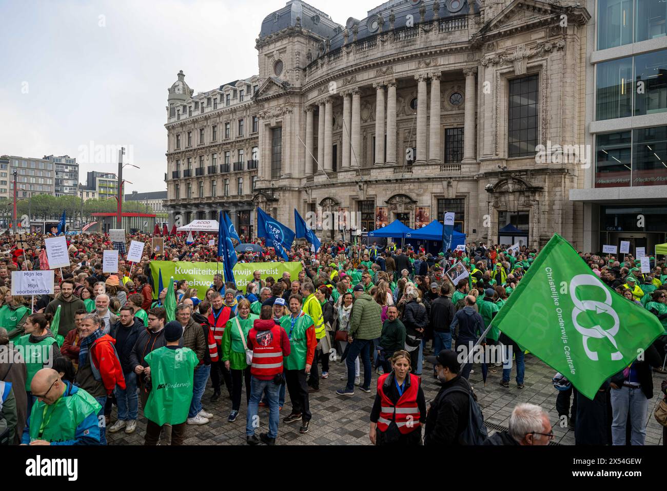 Anversa, Belgio. 7 maggio 2024. Una grande folla si vede durante una manifestazione per protestare contro le raccomandazioni del rapporto del "Commissie der Wijzen", organizzato dai sindacati educativi ACOD Education, COC e VSOA Education, ad Anversa, martedì 07 maggio 2024. A nome del governo fiammingo, la Commissie der Wjzen sviluppò settanta proposte per la professionalizzazione della professione di insegnante. I sindacati dell'istruzione oggi si stanno attivando contro le raccomandazioni della relazione. Credito: Belga News Agency/Alamy Live News Foto Stock