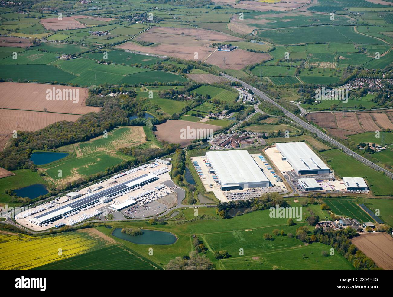 Vista aerea delle unità di distribuzione al dettaglio adiacenti alla M69 a Hinckley., Leicestershire, East Midlands, Regno Unito. Magazzini DPD e Amazon Foto Stock