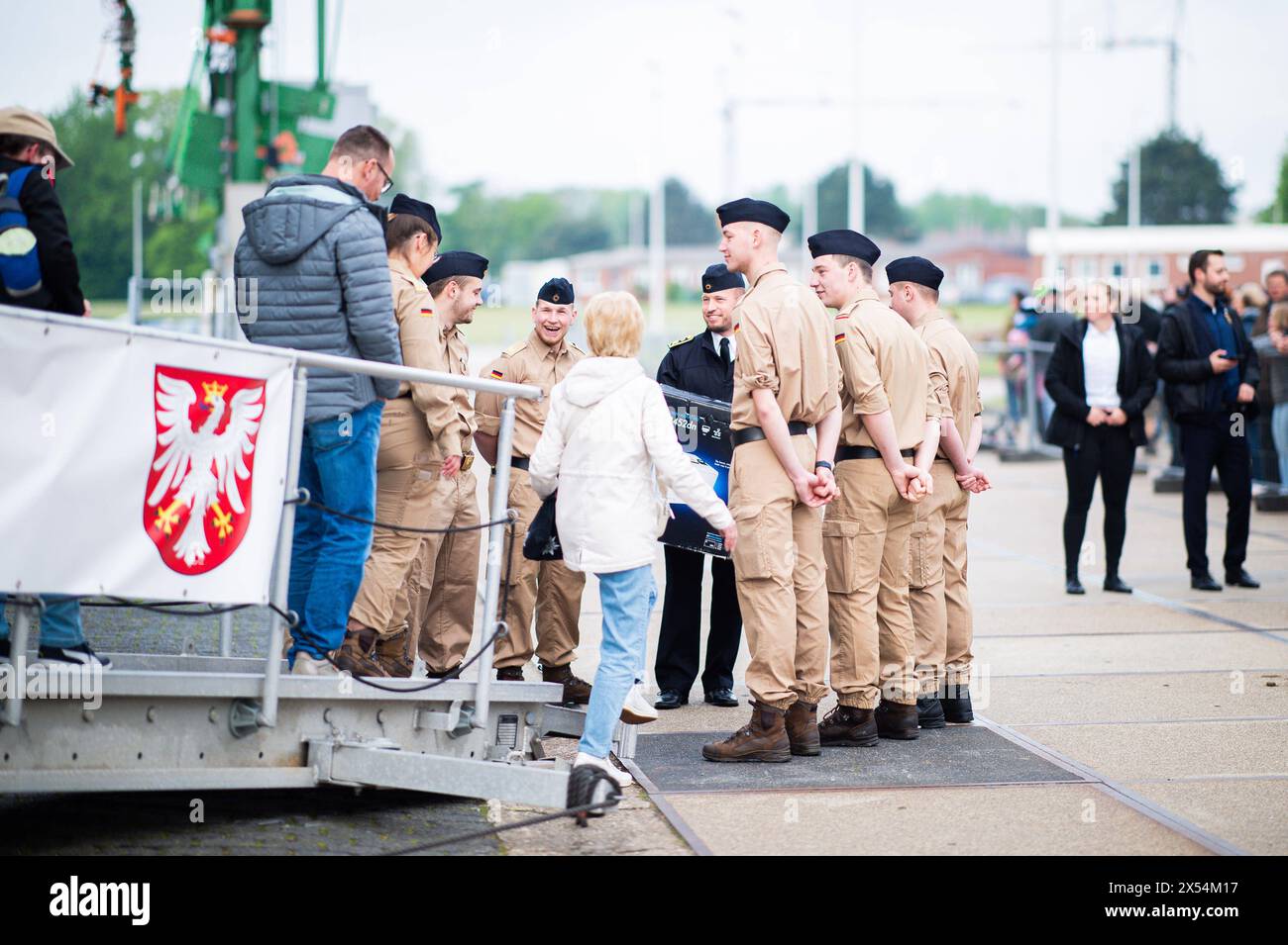 07.05.2024 - Boris Pistorius SPD beim Marinestützpunkt in Wilhelmshaven: Der Bundesverteidigungsminister verabschiedet am Marine Stützpunkt Wilhelmshaven die Besatzung des Einsatzgruppenversorgers EGV FGS Frankfurt am Main, flotte A1412. SIE ziehen mit der Fregatte Baden-Württemberg in den Einsatz Indo-Pazifik, bei dem die Deutsche Luftwaffe und Deutsche Marine beteiligt sind. Im Bild: Angehörige der Besatzungsmitglieder verlassen das Schiff. , Wilhelmshaven Niedersachsen Deutschland Marine Stützpunkt *** 07 05 2024 Boris Pistorius SPD presso la base navale di Wilhelmshaven il ministro federale della Foto Stock