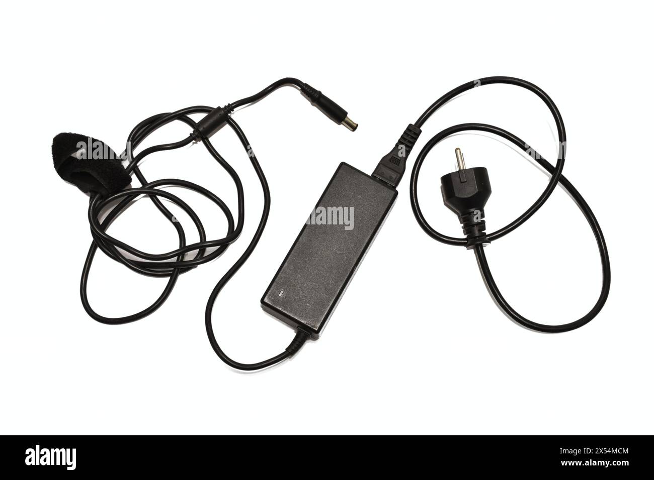 L'alimentazione dal sistema elettrico per un computer portatile assemblato, nera, si trova su uno sfondo bianco. Foto Stock
