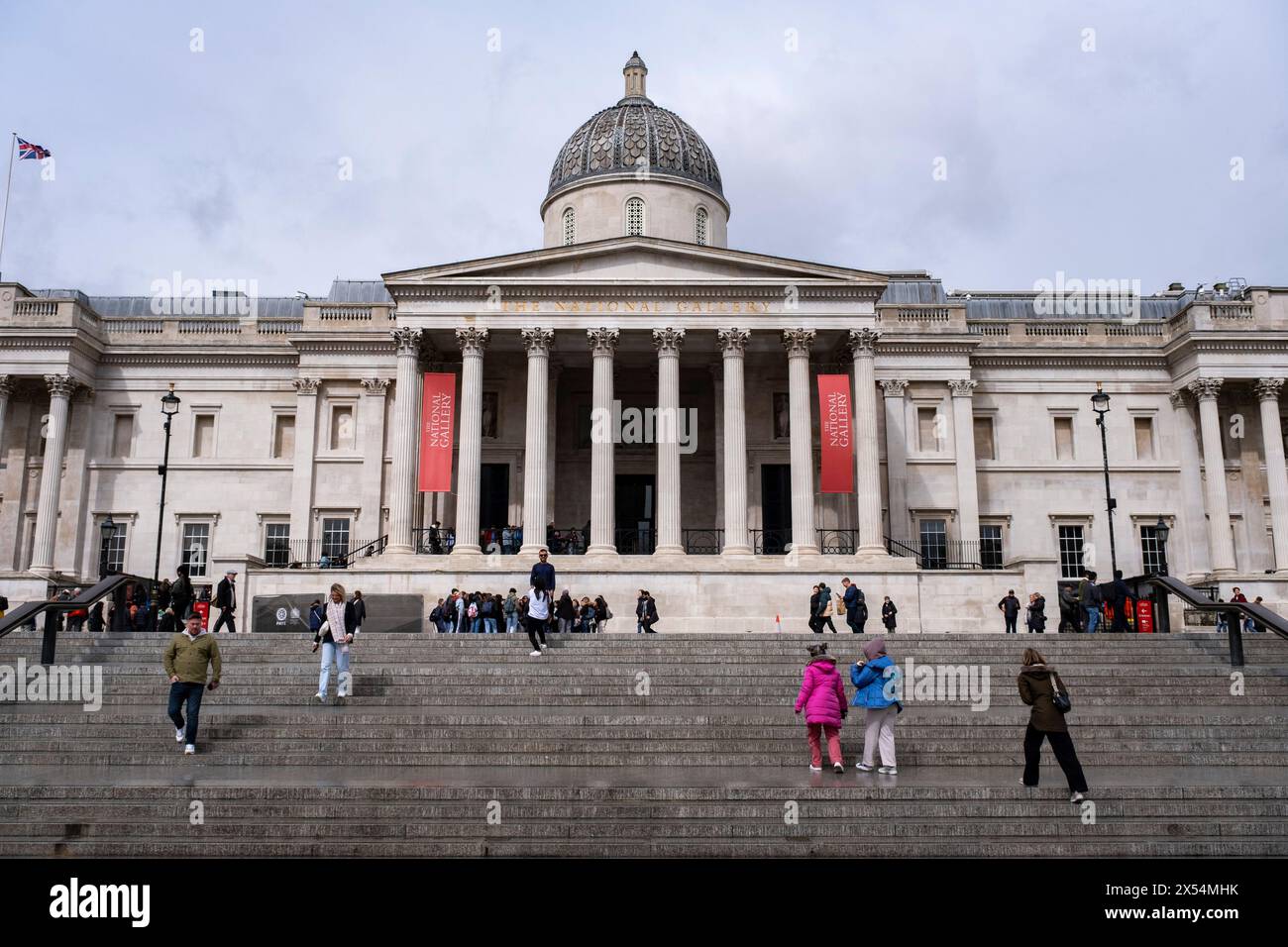 Persone fuori dalla National Gallery in Trafalgar Square il 9 aprile 2024 a Londra, Regno Unito. La National Gallery è un museo d'arte in Trafalgar Square, fondato nel 1824, ospita una collezione di oltre 2.300 dipinti che risalgono alla metà del XIII secolo al 1900. Foto Stock