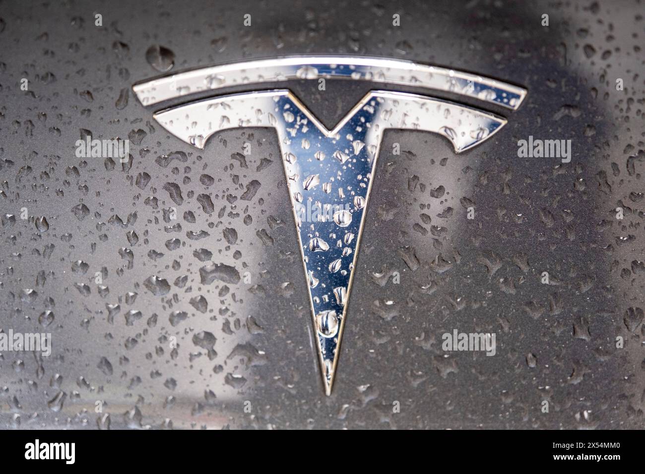Badge Tesla su un veicolo bagnato con pioggia il 6 maggio 2024 a Londra, Regno Unito. Tesla Inc. È una multinazionale americana nel settore automobilistico e dell'energia pulita che progetta e produce veicoli elettrici. Foto Stock