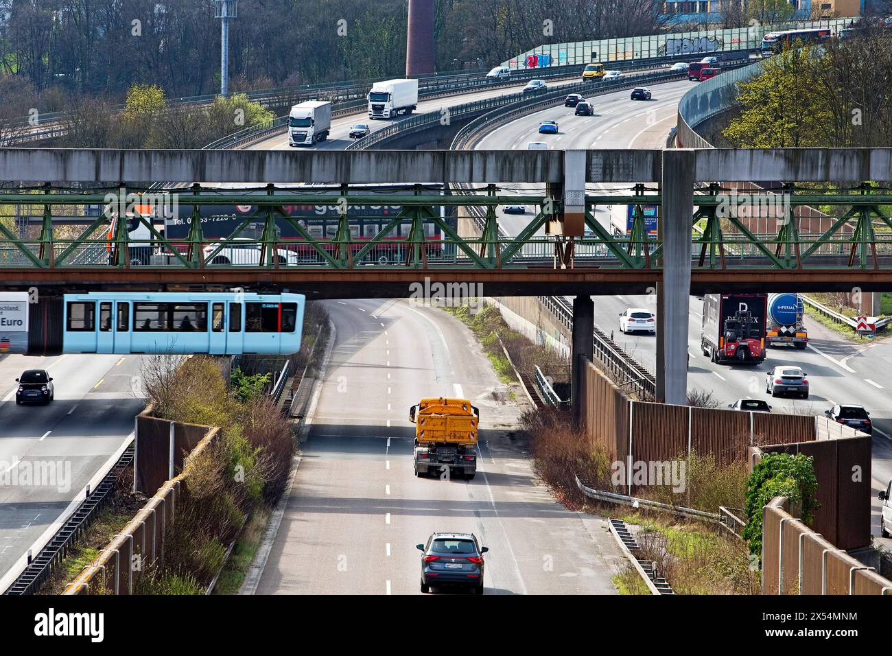 La ferrovia sospesa di Wuppertal attraversa l'autostrada A46 allo svincolo di Sonnborn, Germania, Renania settentrionale-Vestfalia, Bergisches Land, Wuppertal Foto Stock