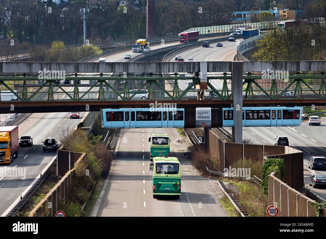 La ferrovia sospesa di Wuppertal attraversa l'autostrada A46 allo svincolo di Sonnborn, Germania, Renania settentrionale-Vestfalia, Bergisches Land, Wuppertal Foto Stock