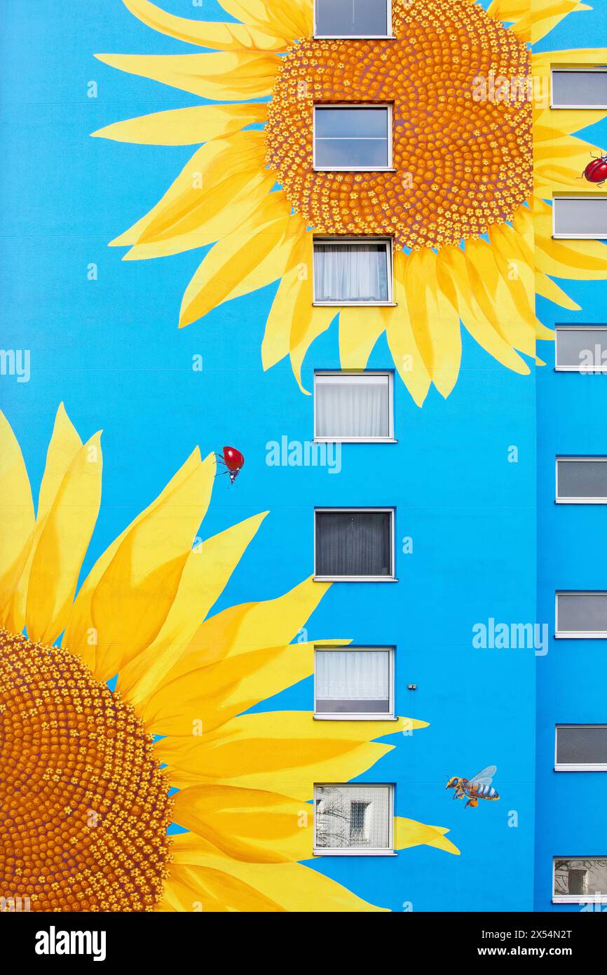 Casa di girasole, girasole, coleotteri di api e uccelli da cortile dipinti sulla facciata di un grattacielo, Germania, Renania settentrionale-Vestfalia, Bergisches Land, Foto Stock