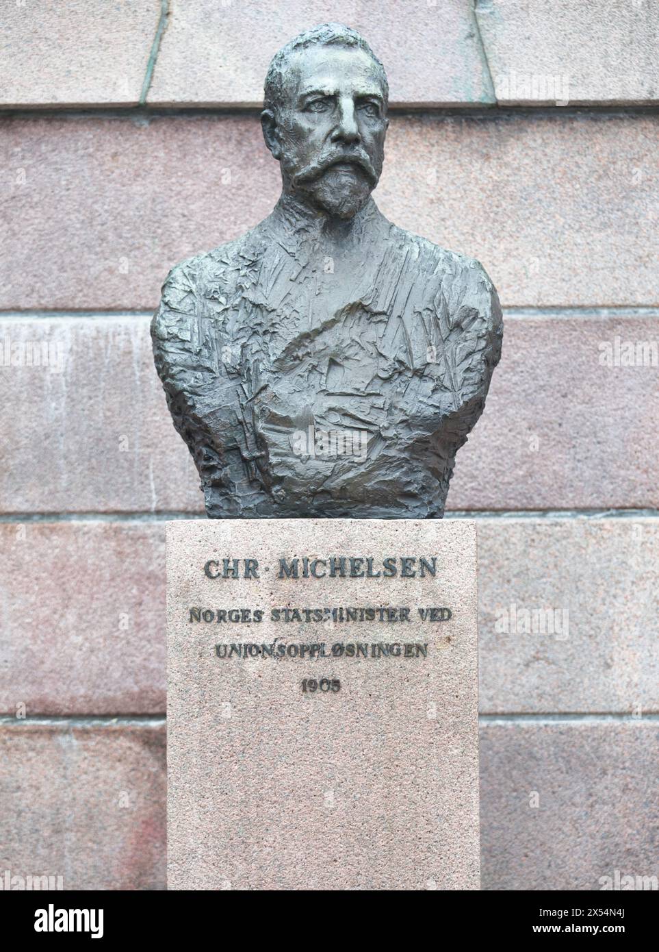 Busto di Christian Michelsen primo primo ministro della Norvegia indipendente da per palle Storm fuori dall'edificio del parlamento norvegese, Oslo, Norvegia Foto Stock