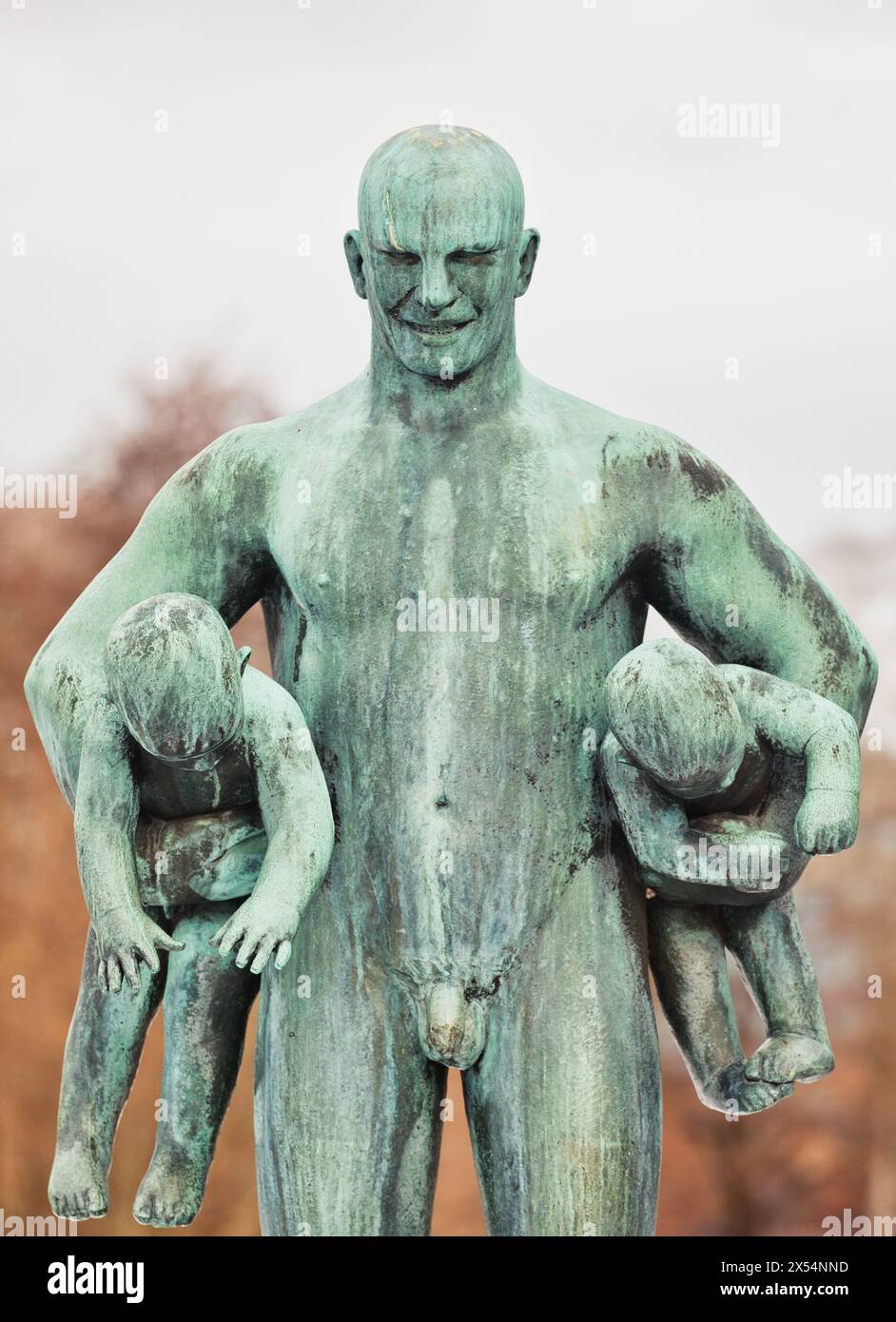 Scultura in bronzo dello scultore norvegese Gustav Vigeland, raffigurante un uomo che tiene sotto ogni braccio un bambino, il ponte, Frogner Park, Vigeland Park, Oslo, Norvegia Foto Stock