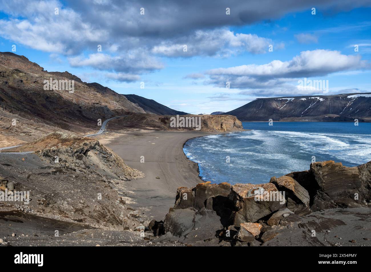 Il lago ghiacciato di Kleifarvatn sulla penisola di Reykjanes in Islanda. Foto Stock