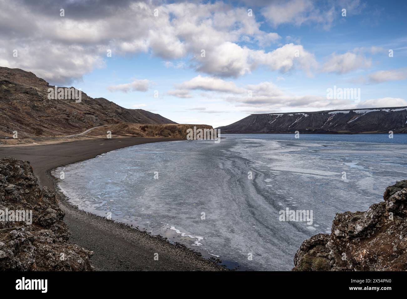 Il lago ghiacciato di Kleifarvatn sulla penisola di Reykjanes in Islanda. Foto Stock